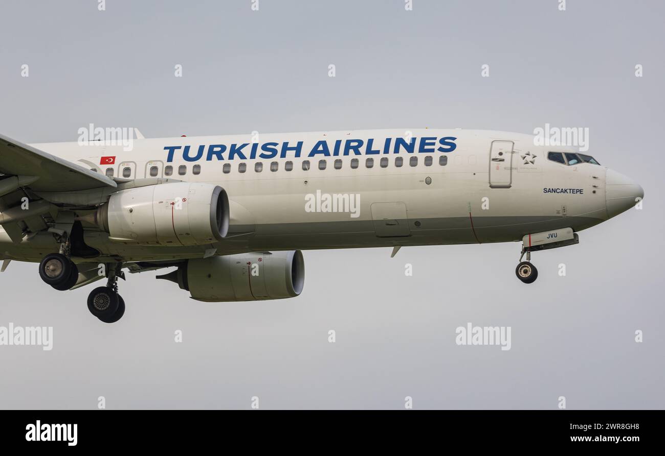 Eine Boeing 737-800 von Turkish Airlines im Landeanflug auf den Flughafen Zürich. Kennung: TC-JVU. (Zürich, Schweiz, 10.05.2022) Foto Stock