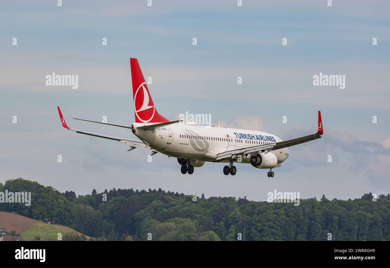 Eine Boeing 737-800 von Turkish Airlines im Landeanflug auf den Flughafen Zürich. Kennung: TC-JVU. (Zürich, Schweiz, 10.05.2022) Foto Stock