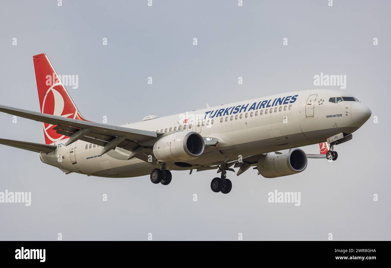 Eine Boeing 737-800 von Turkish Airlines im Landeanflug auf den Flughafen Zürich. Kennung: TC-JVU. (Zürich, Schweiz, 10.05.2022) Foto Stock