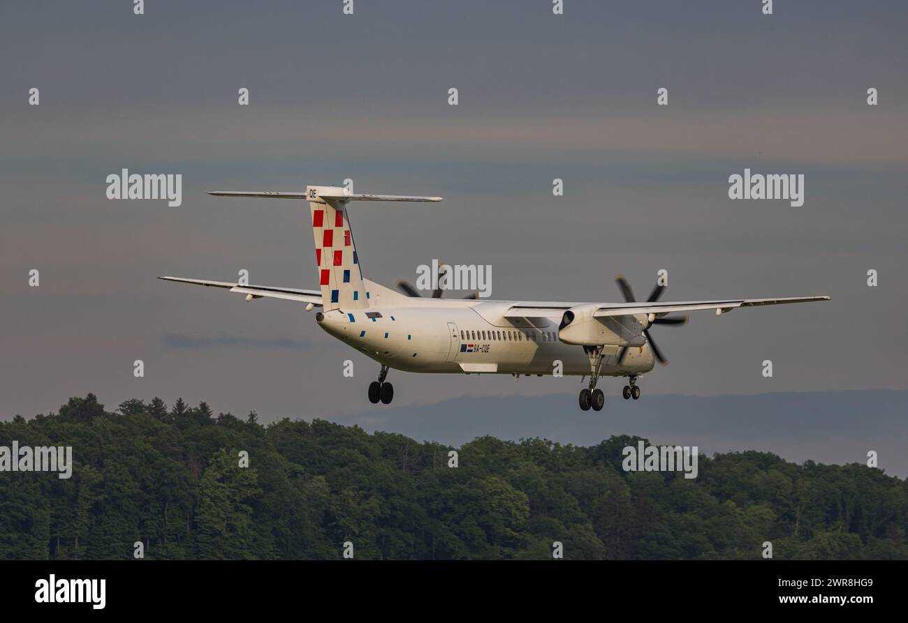 Eine Bombardier Dash 8 Q400 von Croatia Airlines ist im Landeanflug auf den Flughafen Zürich. Registrazione 9A-CQE. (Zürich, Schweiz, 10.05.2022) Foto Stock