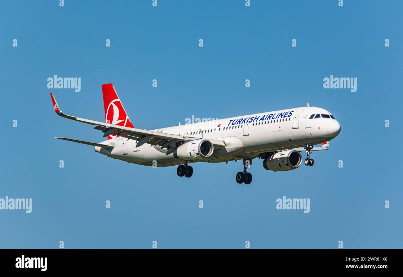 Ein Airbus A321-231 von THY Turkish Airlines befindet sich im Landeanflug auf den Flughafen Zürich. Registrazione TC-JTD. (Zürich, Schweiz, 22.09.2022) Foto Stock