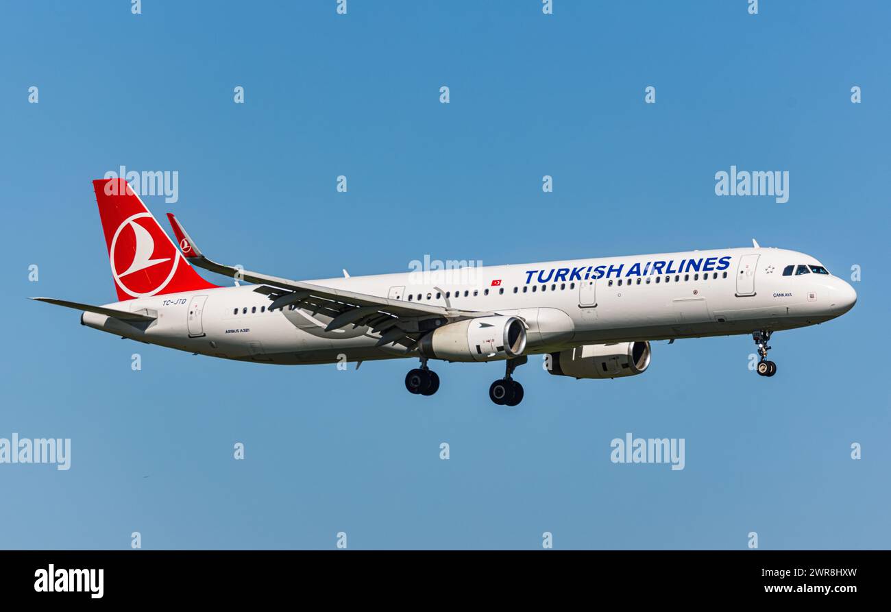 Ein Airbus A321-231 von THY Turkish Airlines befindet sich im Landeanflug auf den Flughafen Zürich. Registrazione TC-JTD. (Zürich, Schweiz, 22.09.2022) Foto Stock