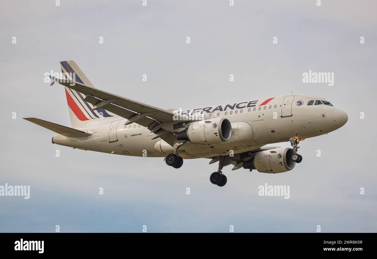 Ein Airbus A318-111 von Air France befindet sich im Landeanflug auf den Flughafen Zürich. Registrazione F-GUGO. (Zürich, Svizzera, 21.06.2022) Foto Stock