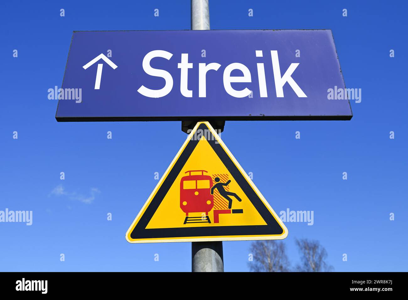 Cartello sulla piattaforma con le parole "Strike", fotomontaggio Foto Stock