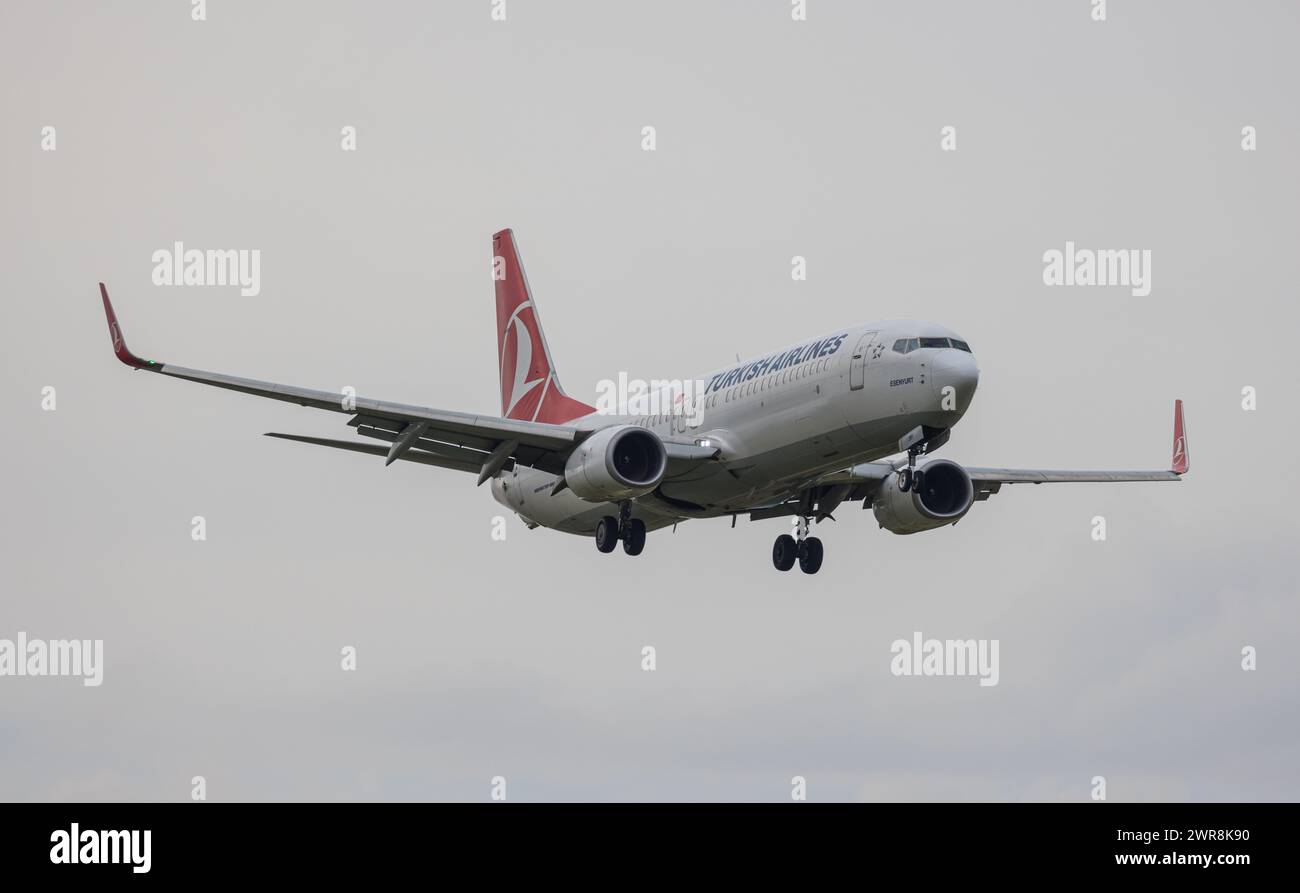 Eine Boeing 737-8F2 von THY Turkish Airlines befindet sich im Landeanflug auf den Flughafen Zürich. Registrazione TC-JVP. (Zürich, Svizzera, 21.06.2022) Foto Stock