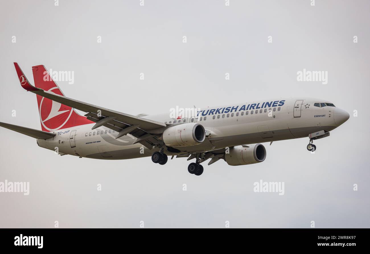 Eine Boeing 737-8F2 von THY Turkish Airlines befindet sich im Landeanflug auf den Flughafen Zürich. Registrazione TC-JVP. (Zürich, Svizzera, 21.06.2022) Foto Stock