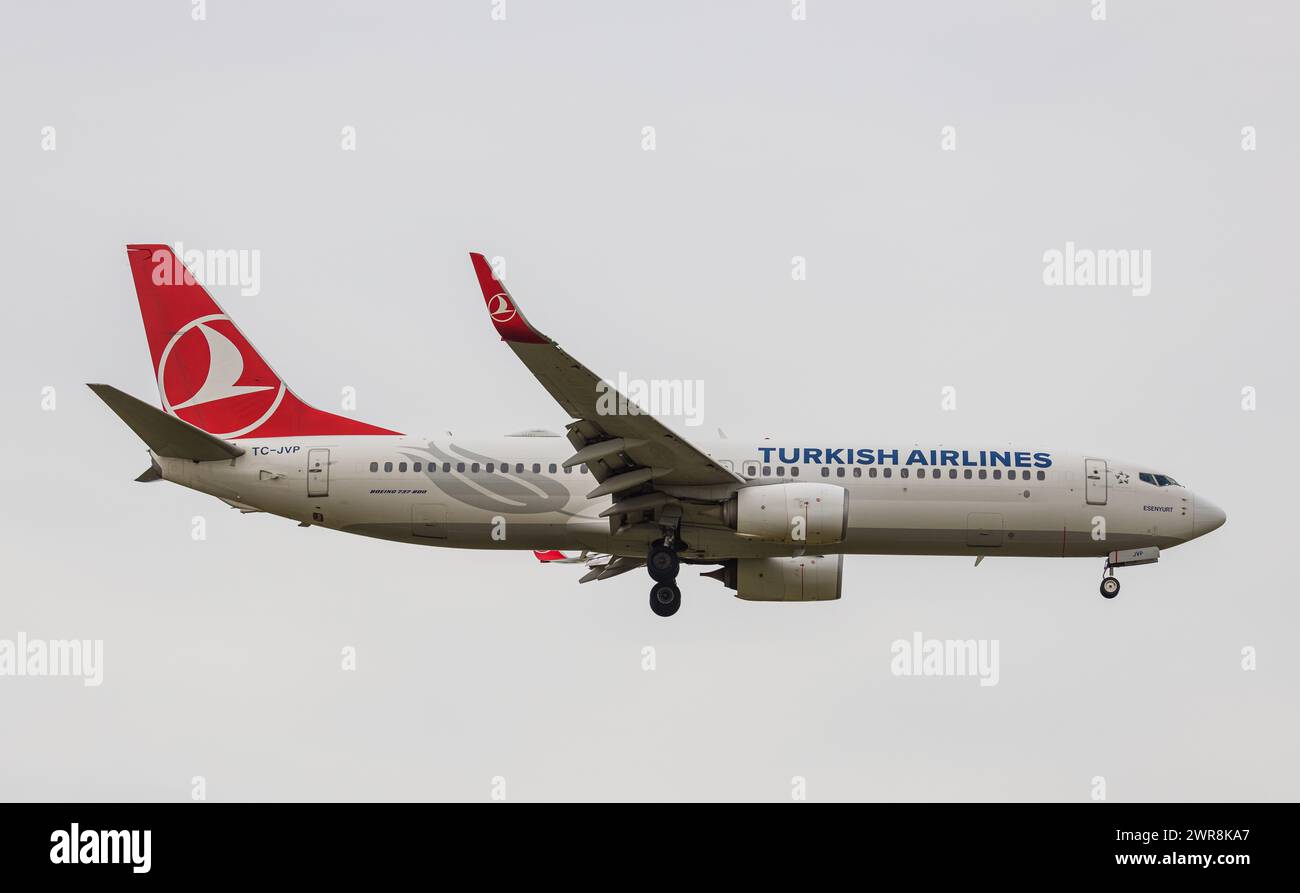Eine Boeing 737-8F2 von THY Turkish Airlines befindet sich im Landeanflug auf den Flughafen Zürich. Registrazione TC-JVP. (Zürich, Svizzera, 21.06.2022) Foto Stock