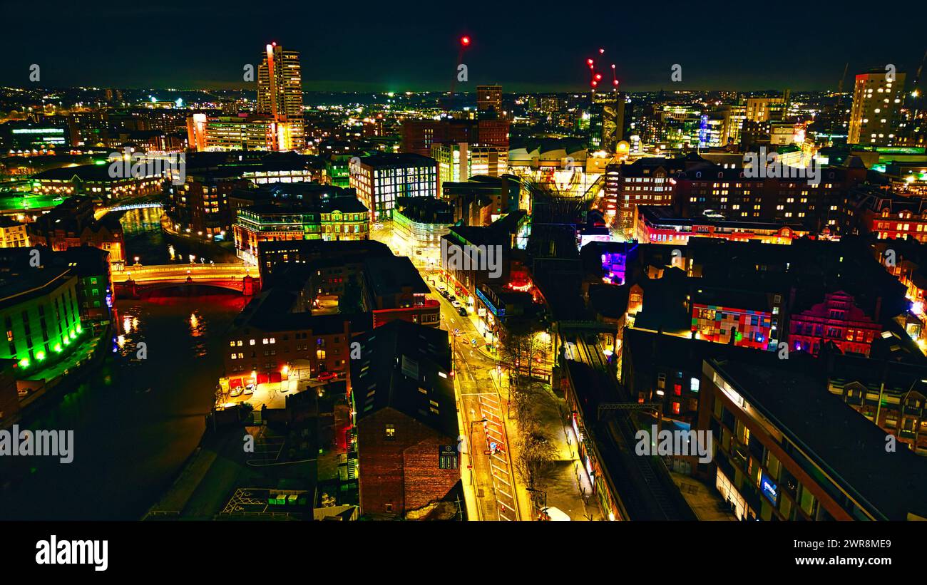 Vista notturna panoramica di un vivace paesaggio urbano con strade illuminate e grattacieli a Leeds, Regno Unito. Foto Stock