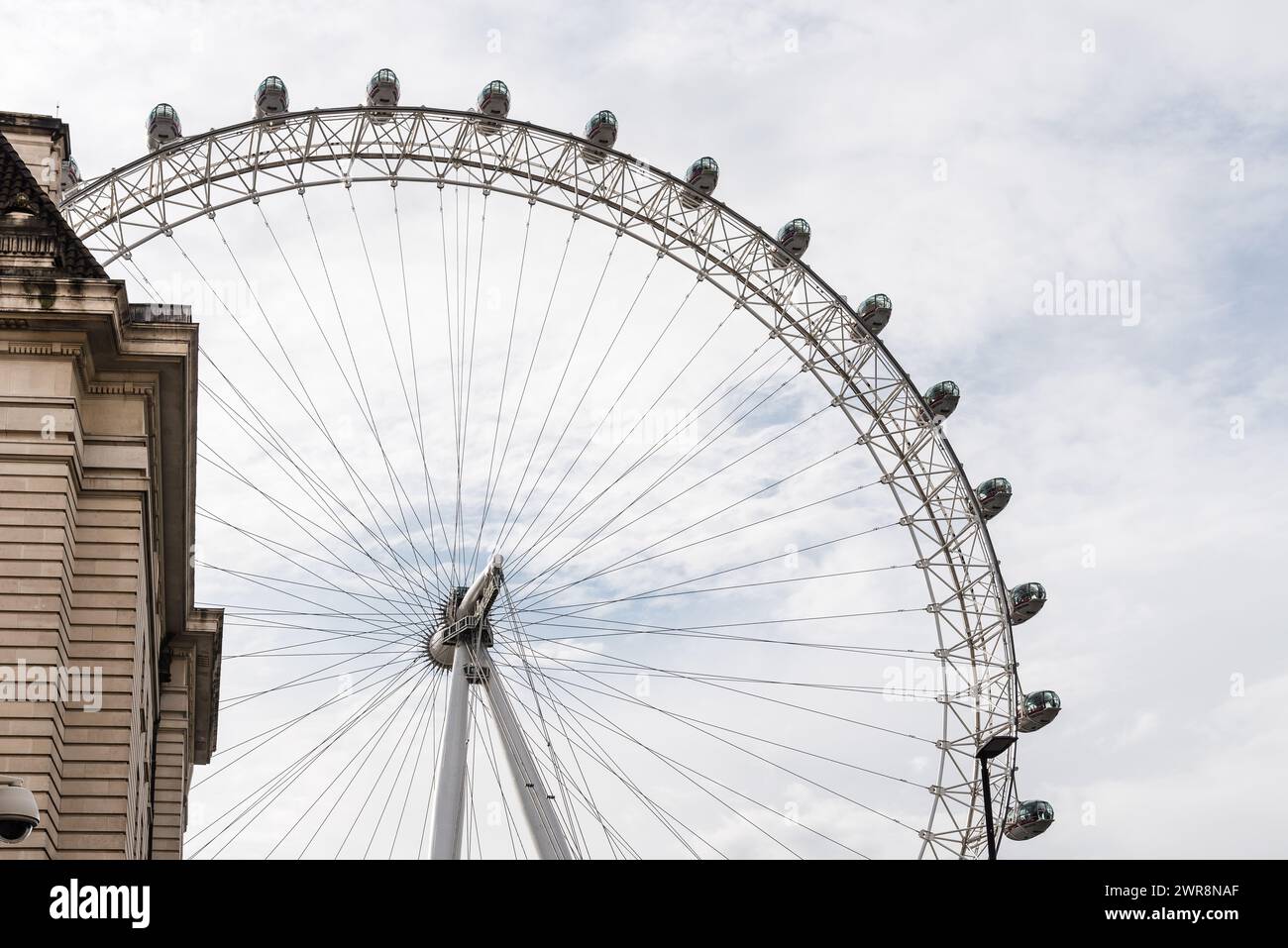 Londra, Regno Unito - 26 agosto 2023: The London Eye contro il cielo nuvoloso Foto Stock