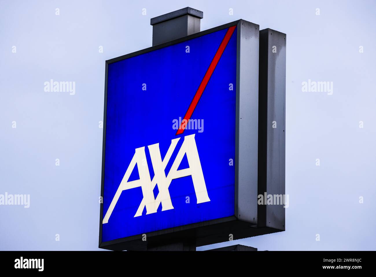 Colonia, Germania. 11 marzo 2024. Di fronte alla sede centrale della compagnia assicurativa Axa a Colonia è presente un logo. Crediti: Oliver Berg/dpa/Alamy Live News Foto Stock