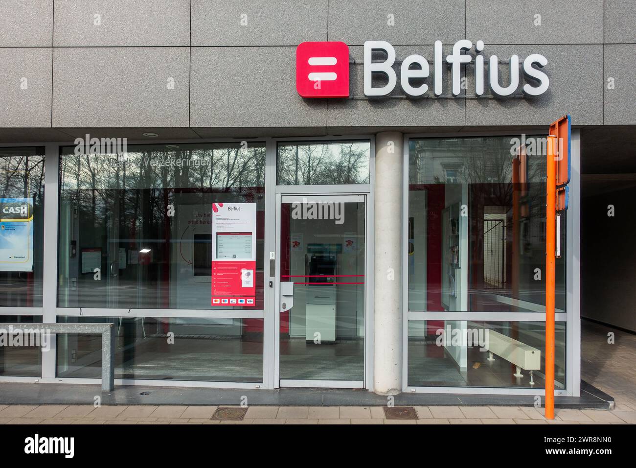 Sportello Bancomat interno/bancomat dell'ufficio della banca Belfius nel villaggio, Fiandre orientali, Belgio Foto Stock