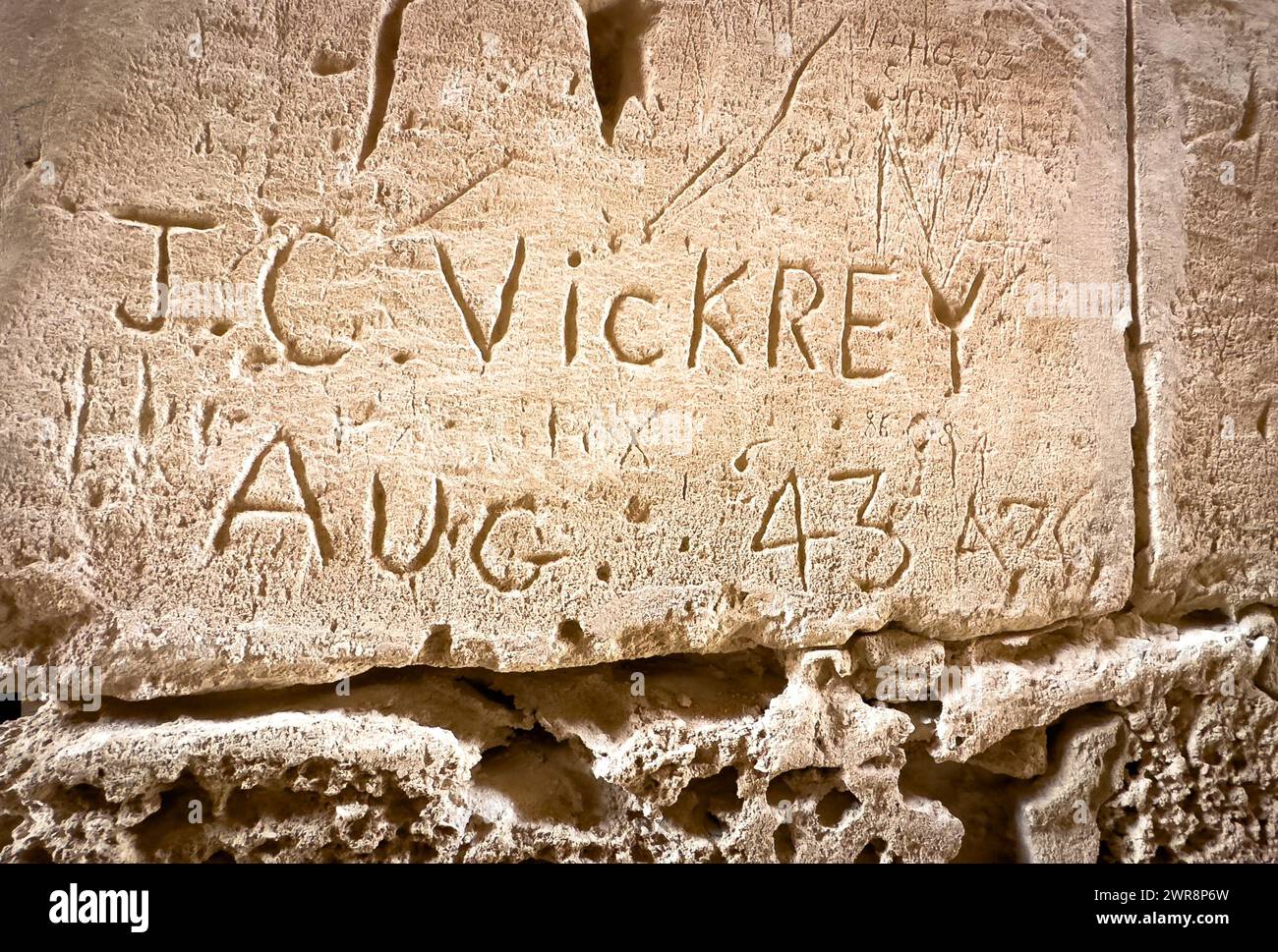 Graffiti scolpiti in un muro dell'Anfiteatro Romano a El Jem (Thysdrus) dal soldato britannico JC Vickrey nell'agosto 1943, in Tunisia. Foto Stock