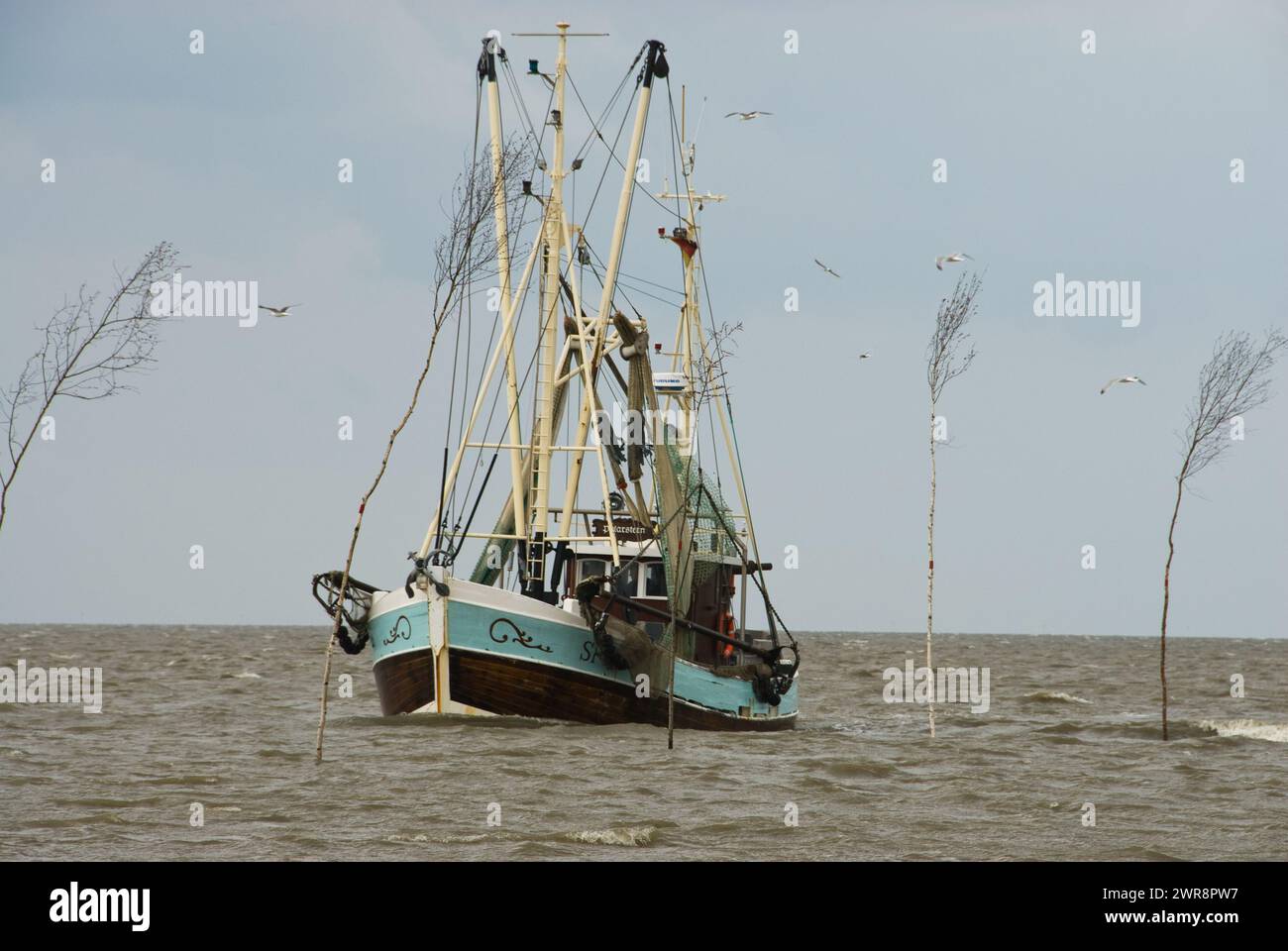 Una barca da pesca trainata in acqua Foto Stock