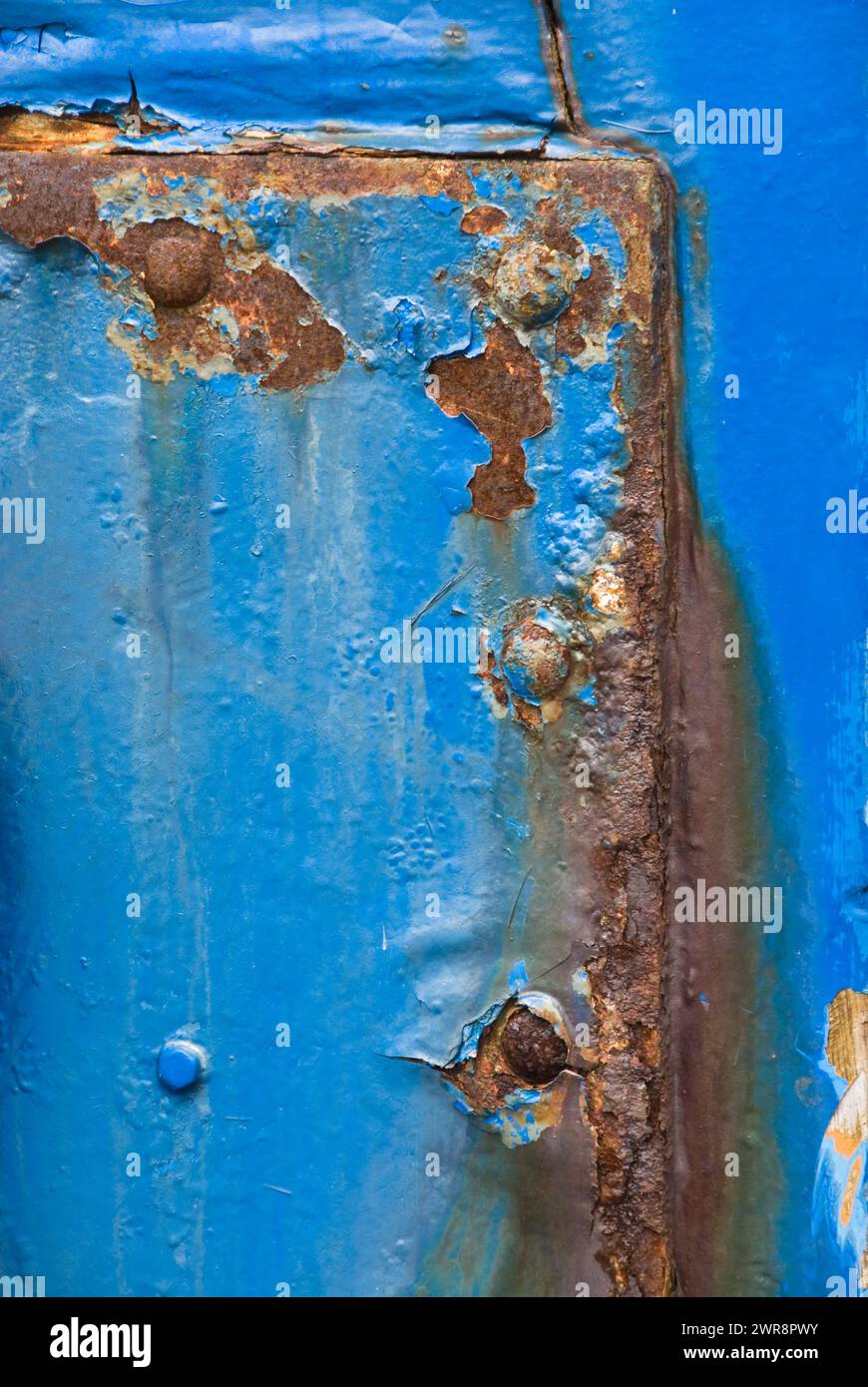 Porta del garage blu vintage con superficie arrugginita Foto Stock