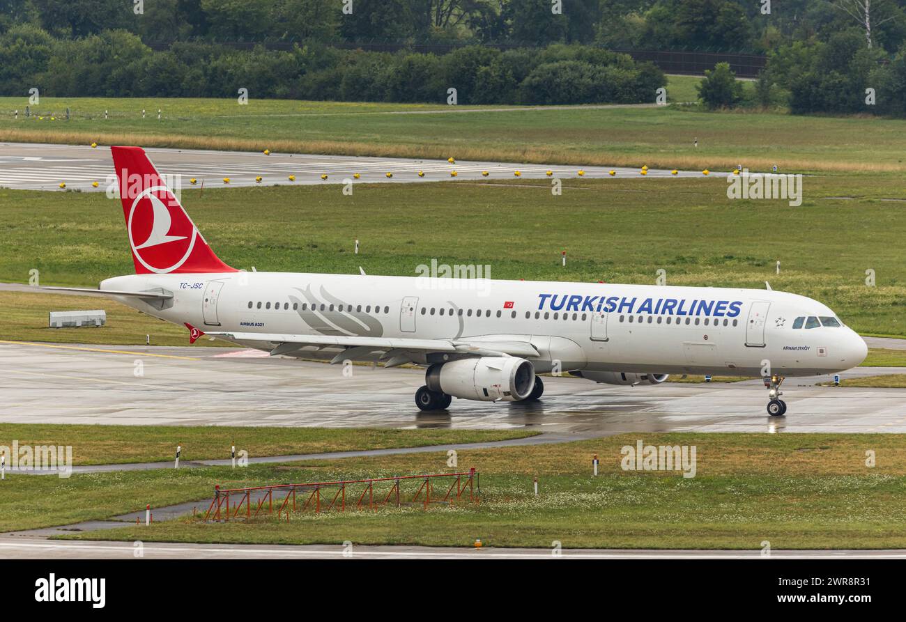 Ein Airbus A321-200 von Turkish Airlines rollt auf dem Flughafen Zürich zur Startbahn. Registrazione TC-JSC. (Zürich, Svizzera, 29.07.2022) Foto Stock