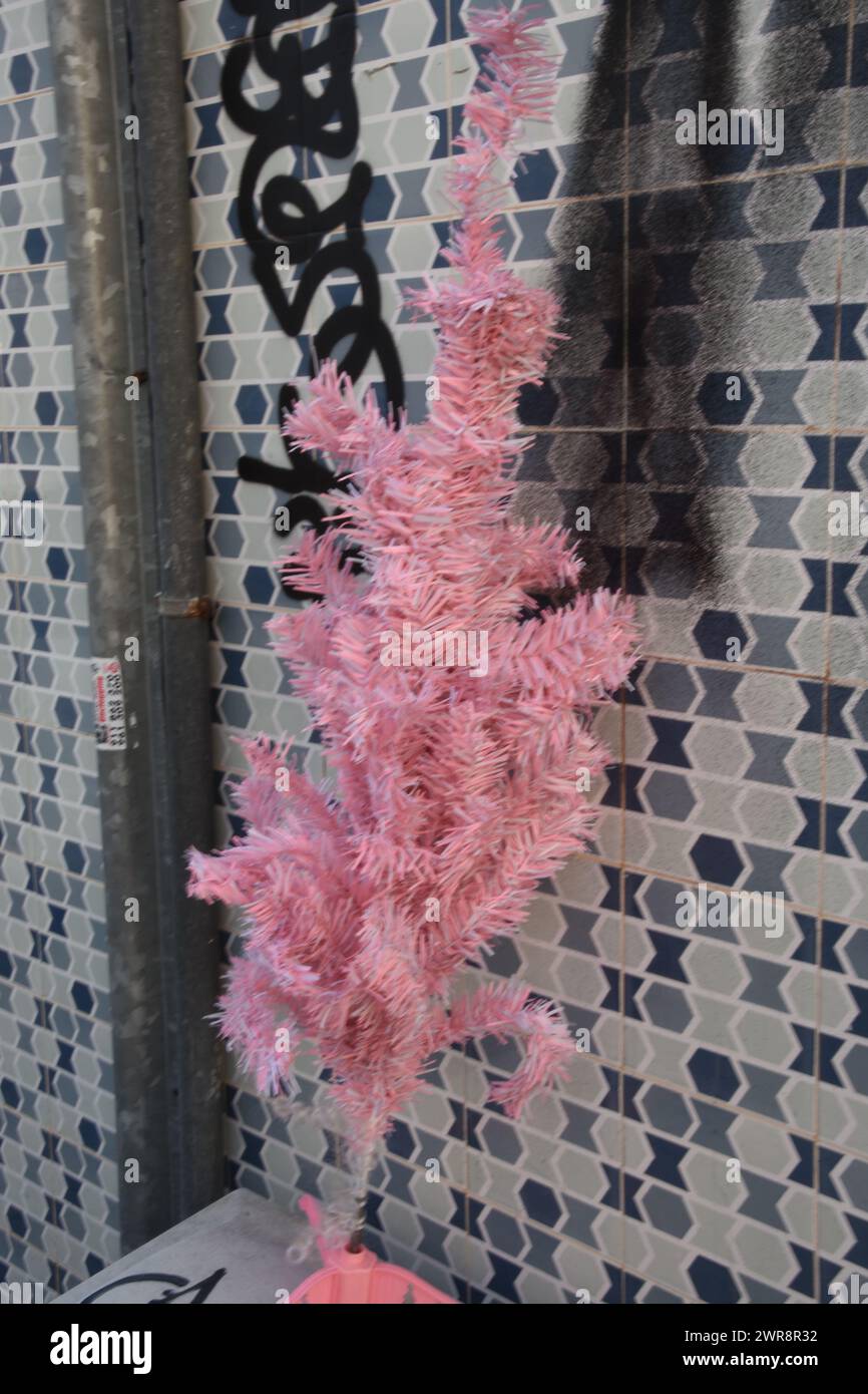 Un sapin rose artificiel abandonné à Faro Foto Stock