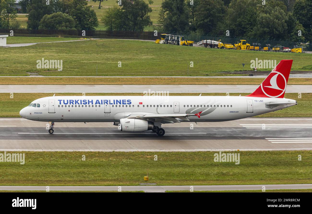 Ein Airbus A321-200 von Turkish Airlines rollt auf dem Flughafen Zürich zur Startbahn. Registrazione TC-JSC. (Zürich, Svizzera, 29.07.2022) Foto Stock