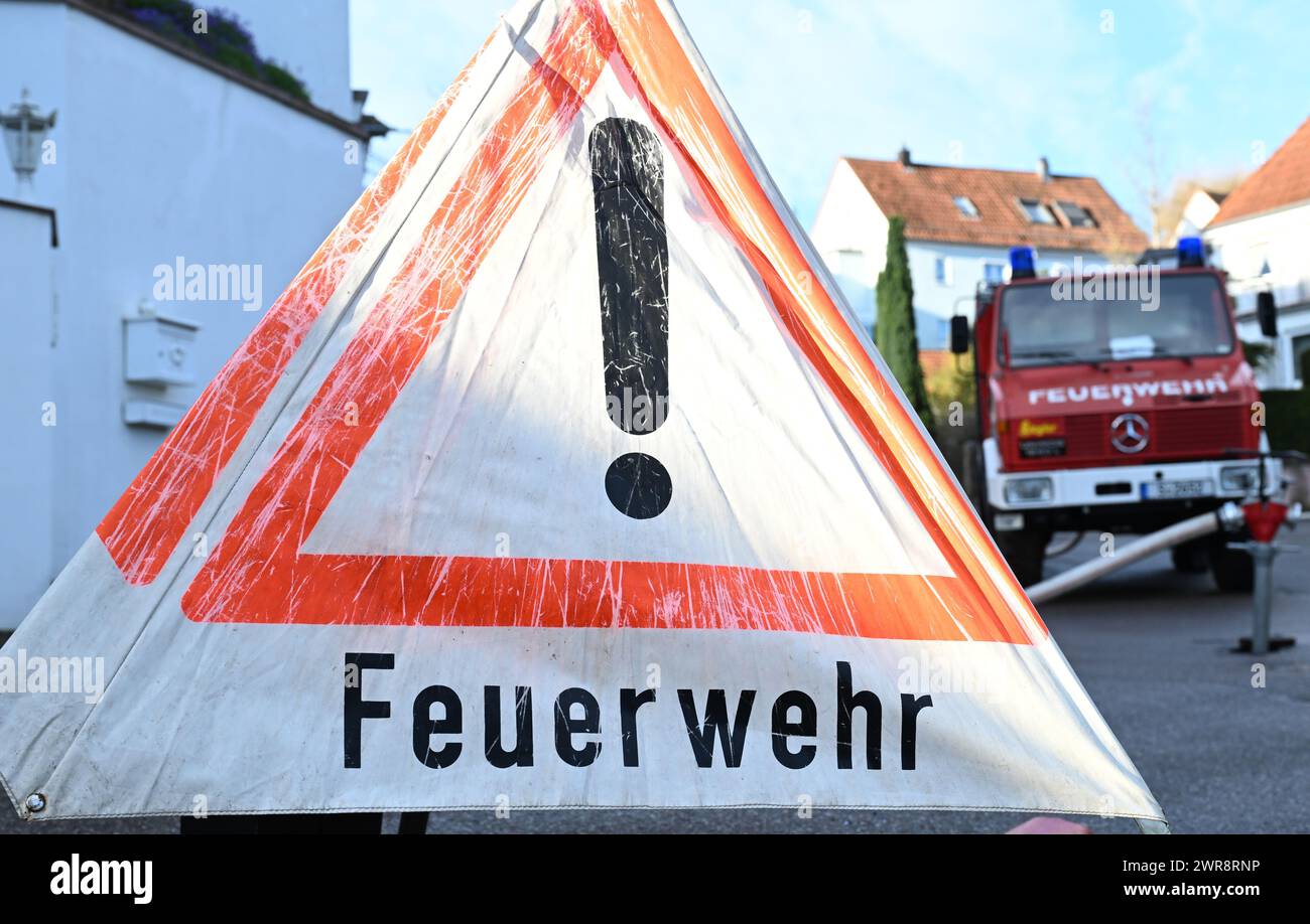 Stoccarda, Germania. 11 marzo 2024. La parola "Feuerwehr" (vigili del fuoco) è scritta su un cartello di avvertimento dei vigili del fuoco che viene apposto durante un'operazione. Crediti: Bernd Weißbrod/dpa/Alamy Live News Foto Stock