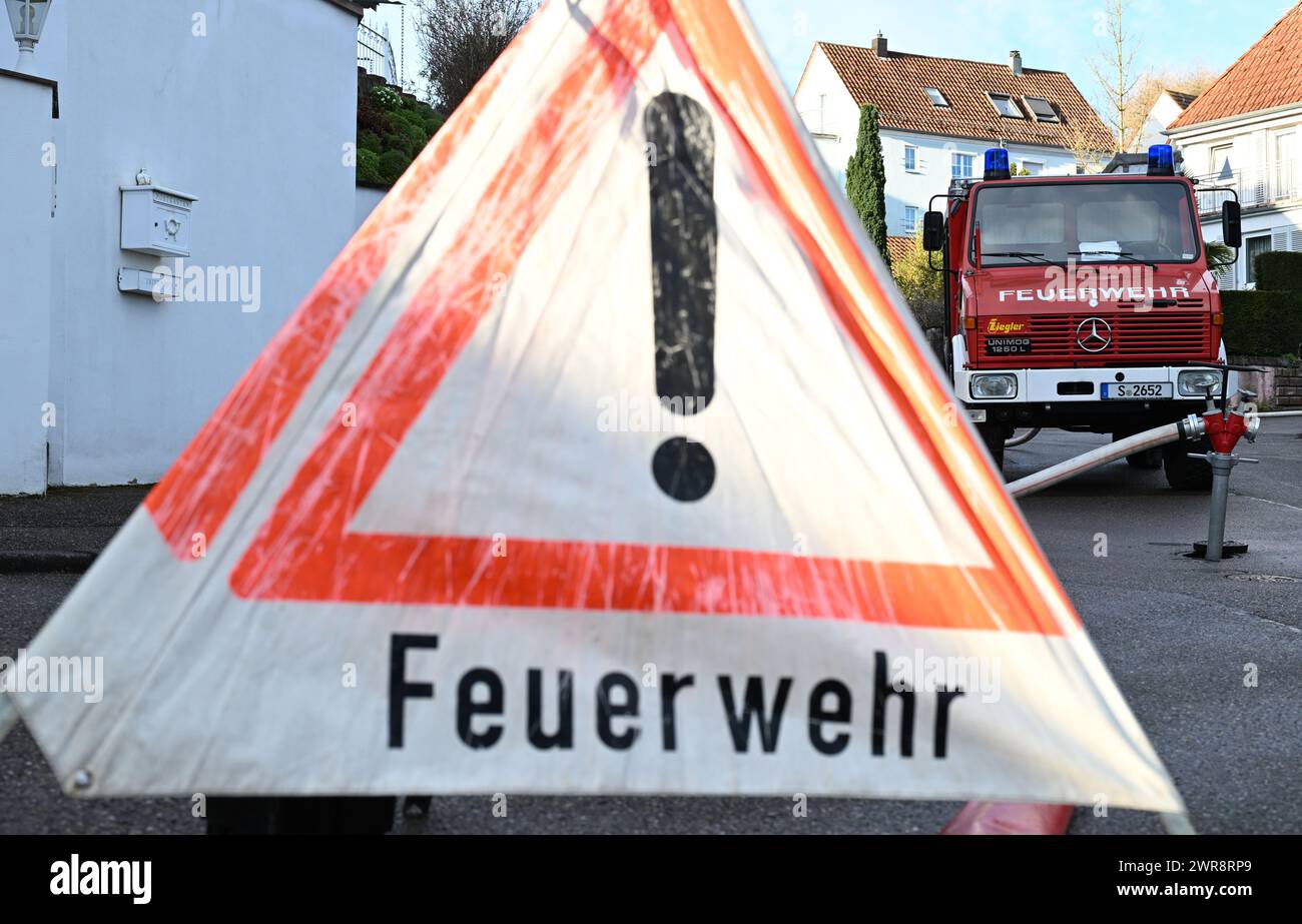 Stoccarda, Germania. 11 marzo 2024. La parola "Feuerwehr" (vigili del fuoco) è scritta su un cartello di avvertimento dei vigili del fuoco che viene apposto durante un'operazione. Crediti: Bernd Weißbrod/dpa/Alamy Live News Foto Stock
