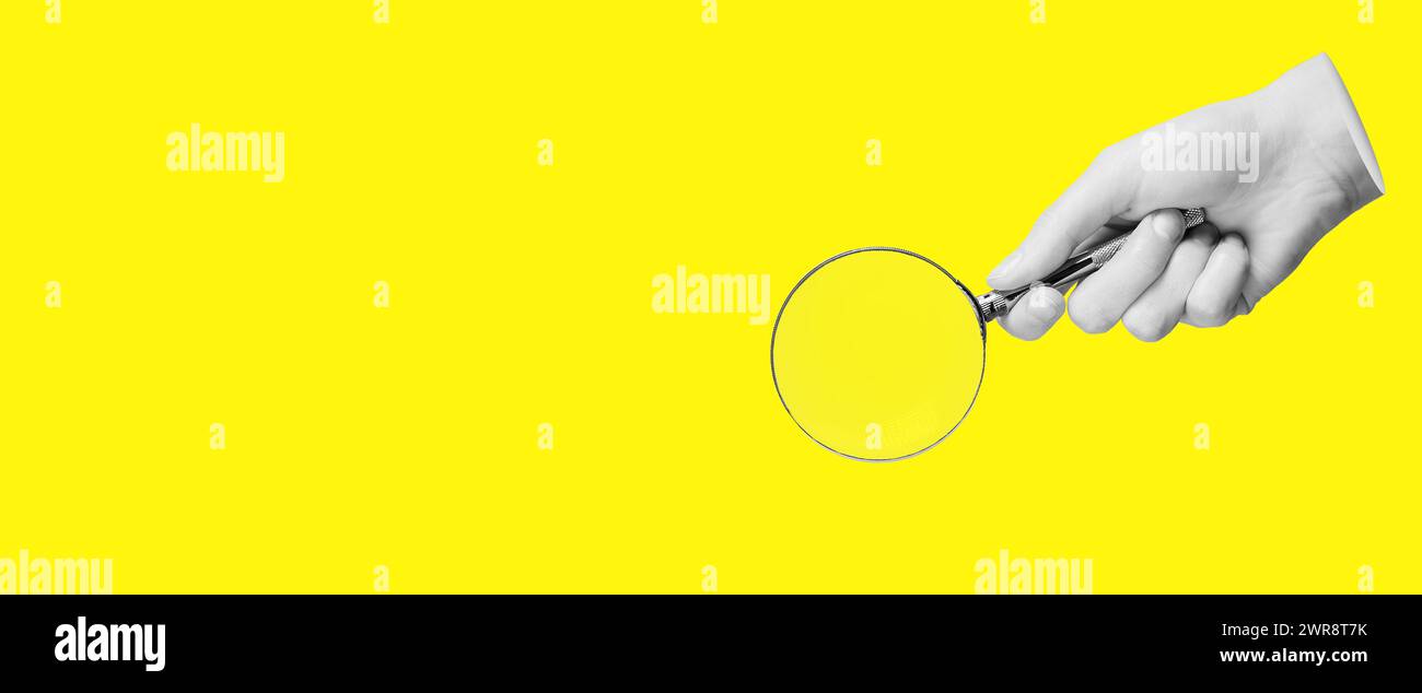 Lente d'ingrandimento, lente a portata di mano per ricerca, ricerca, studio, sfondo giallo con spazio di copia. Foto Stock