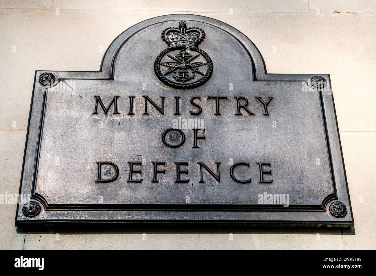 City of Westminster, Londra Regno Unito, 8 marzo 2024, Placard fuori dal quartier generale delle forze armate del Ministero della difesa britannico Foto Stock
