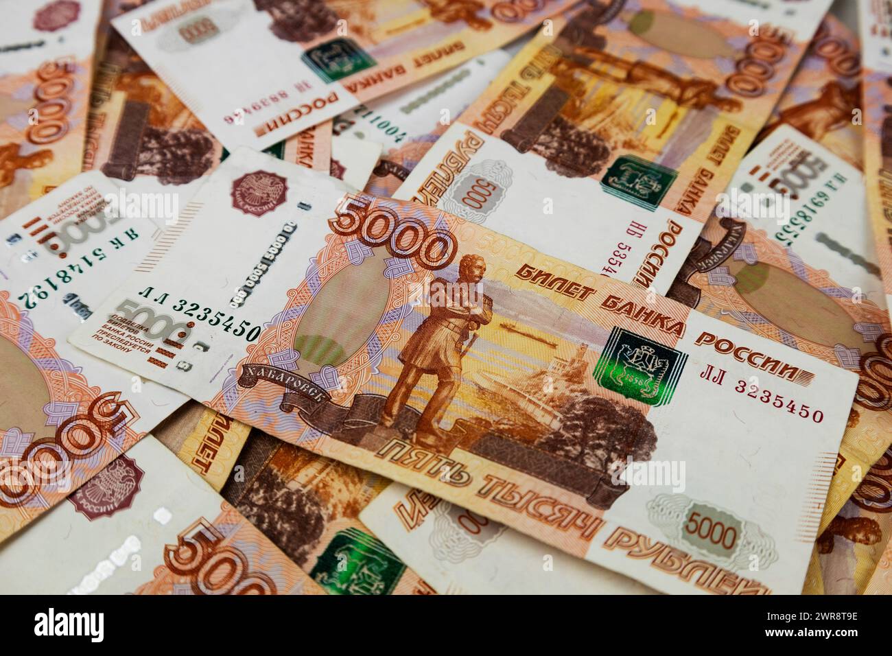 Lo sfondo di cinquemila banconote. Rubli russi. Molti soldi Foto Stock