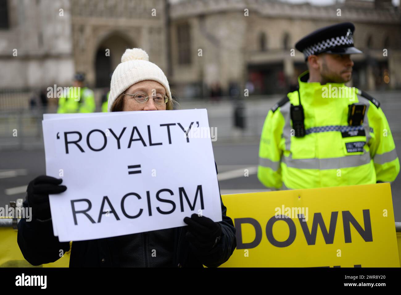 LONDRA, Regno Unito 11 marzo 2024: Come la Regina consorte Camilla rappresenta la famiglia reale al Commonwealth Day Service presso l'Abbazia di Westminster, i manifestanti esterni della Repubblica manifestano contro l'istituzione della monarchia. Foto Stock