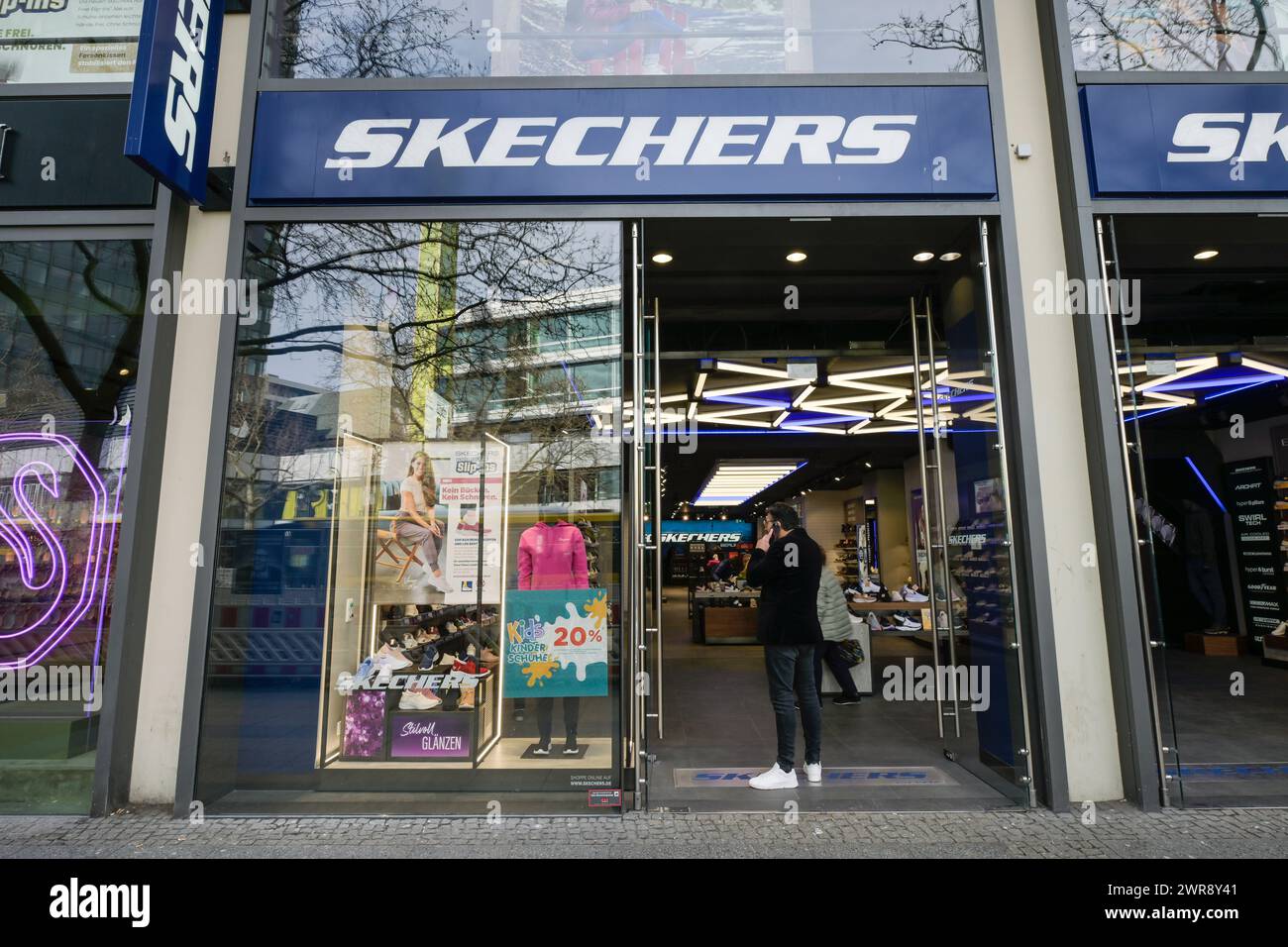 Skechers Sportschuhe, Geschäft, Tauentzienstraße, Charlottenburg, Berlino, Deutschland *** Skechers scarpe sportive, store, Tauentzienstraße, Charlottenburg, Berlino, Germania Foto Stock