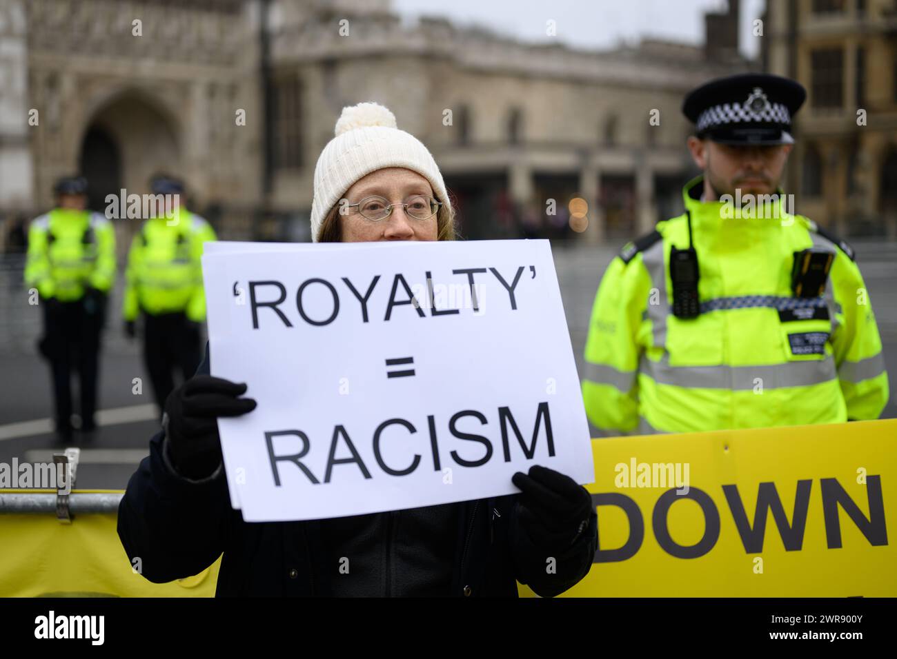 LONDRA, Regno Unito 11 marzo 2024: Come la Regina consorte Camilla rappresenta la famiglia reale al Commonwealth Day Service presso l'Abbazia di Westminster, i manifestanti esterni della Repubblica manifestano contro l'istituzione della monarchia. Foto Stock