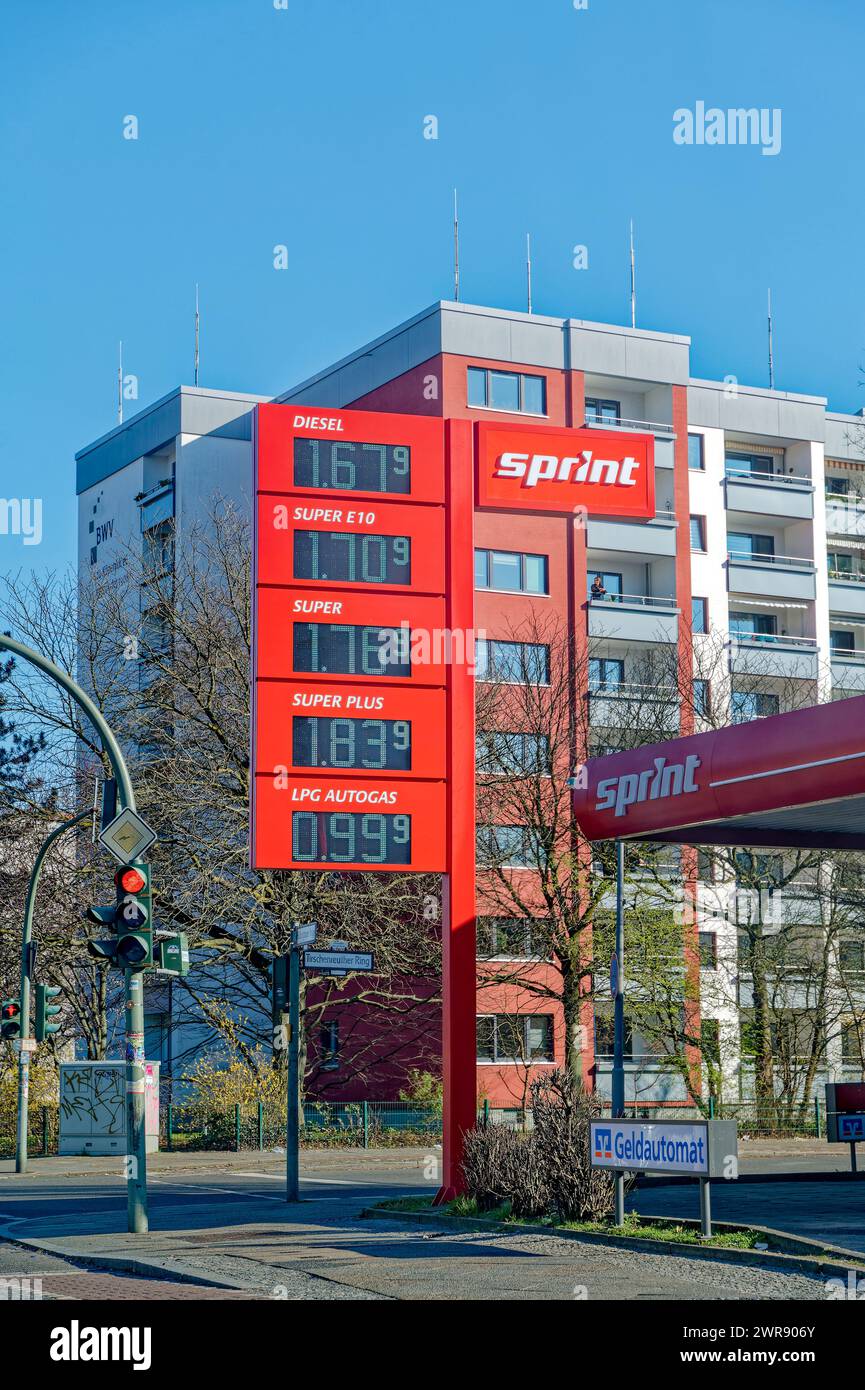 Berlino, Germania - 8 marzo 2024: Vista di una stazione di servizio su una strada principale di Berlino. Foto Stock
