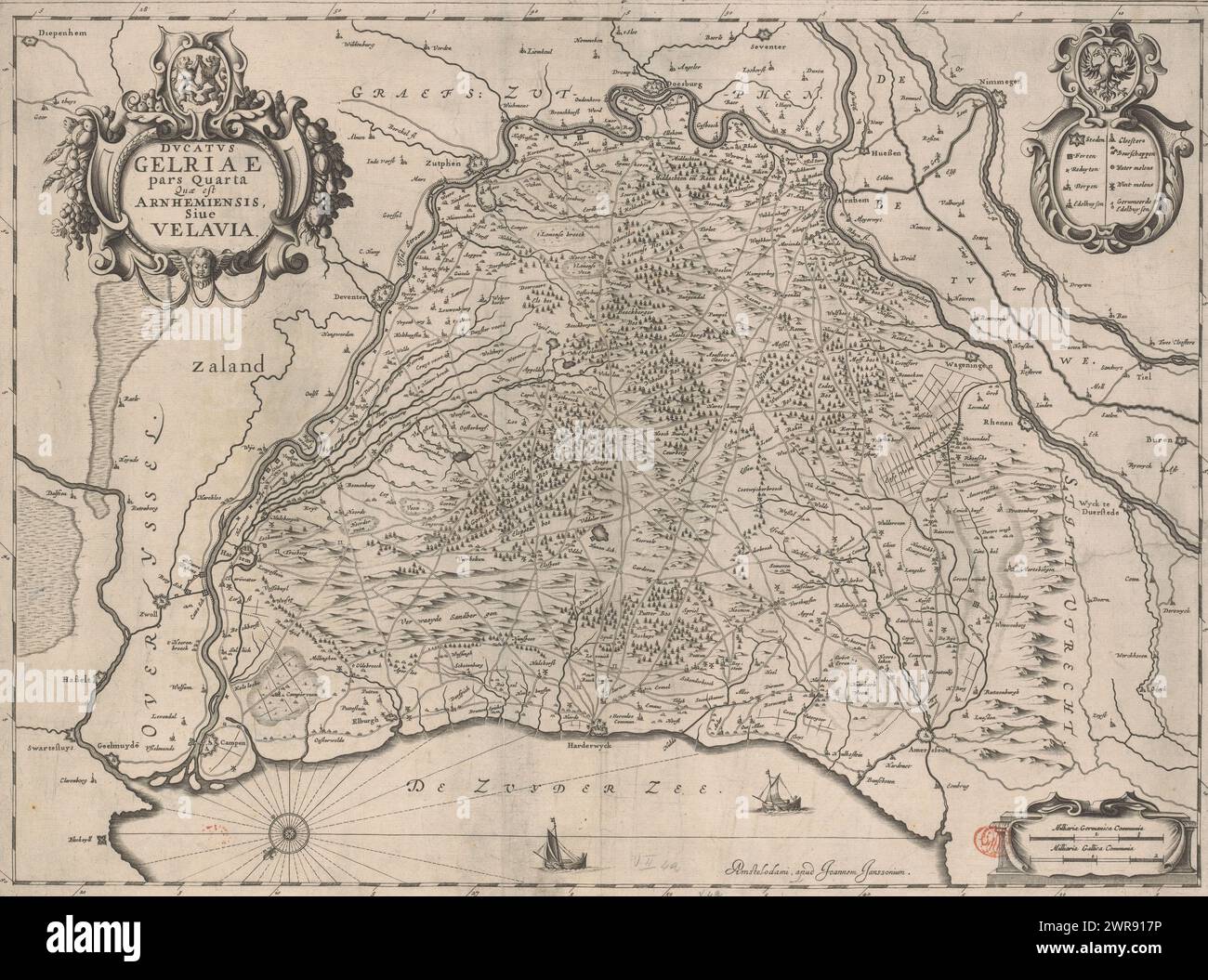 Mappa delle Veluwe, Ducatus Gelriae pars quarta quae est Arnhemiensis, sive Velavia (titolo originale), in alto a sinistra il titolo cartouche, con lo stemma di Gelre in alto. In alto a destra un cartiglio con la leggenda, in alto lo stemma del quartiere di Arnhem. In basso a destra un cartiglio con due bastoncini di scala: 1 1/2 milliaria Germanica Communia / 2 milliaria Gallica Communia. La mappa ha una distribuzione di gradi lungo i bordi., stampatore: Anonimo, editore: Johannes Janssonius, editore: Johannes Janssonius van Waesberge (i), (possibilmente ), Amsterdam, 1641 - 1680, carta, incisione Foto Stock