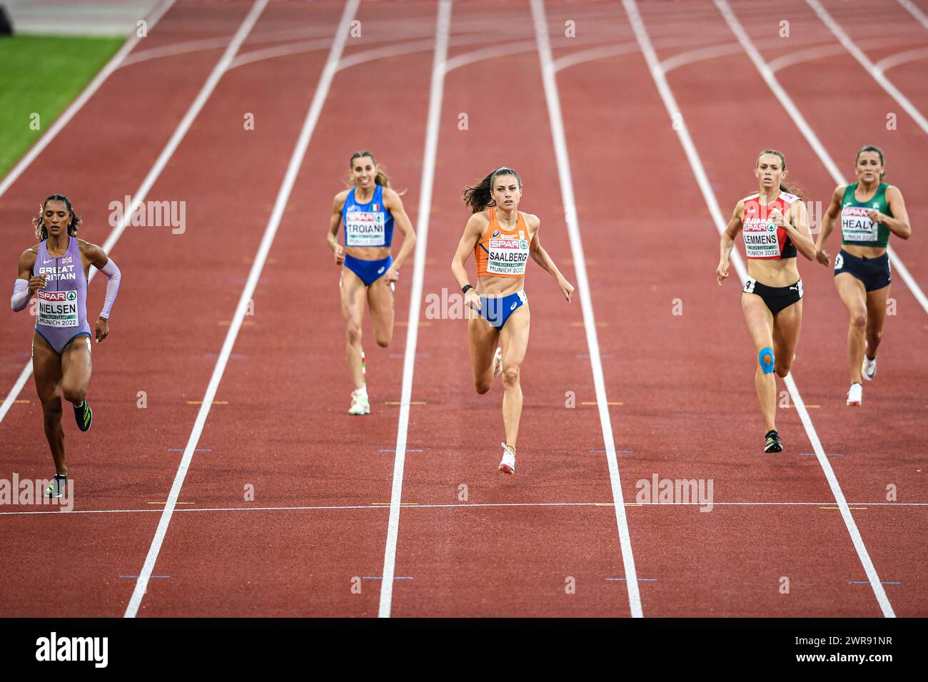 Eveline Saalberg (Paesi Bassi), Laviai Nielsen (Gran Bretagna). 400m riscaldatori. Campionato europeo di Monaco 2022 Foto Stock