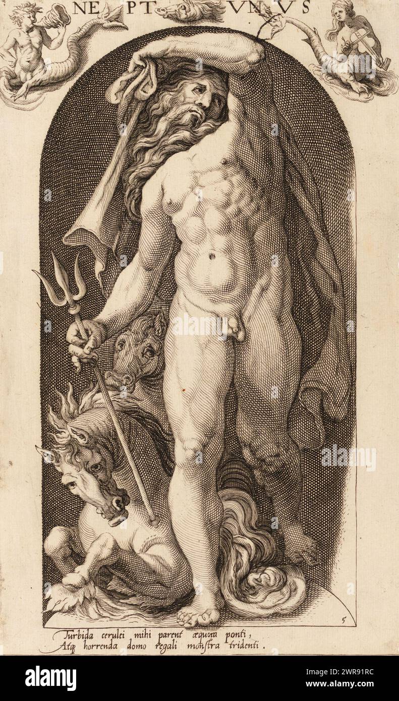 Nettuno, Nettuno (titolo sull'oggetto), Antico dei (titolo della serie), Una statua del dio del mare Nettuno, collocata in una nicchia. Nettuno tiene in mano un tridente e attorno a lui sono raffigurate favolose creature marine. Sotto l'immagine c'è un verso latino., stampatore: Nicolaas Braeu, su disegno di: Karel van Mander (i), editore: Francois van den Hoeye, (possibilmente), Haarlem, 1598, carta, incisione, altezza 265 mm x larghezza 165 mm, stampa Foto Stock