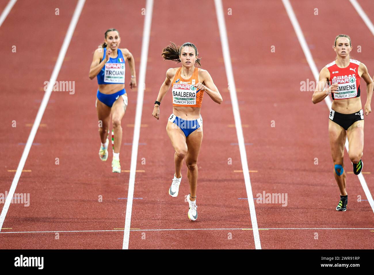 Eveline Saalberg (Paesi Bassi), Silke Lemmens (Svizzera). riscaldatori da 400 m. Campionati europei di Monaco 2022 Foto Stock