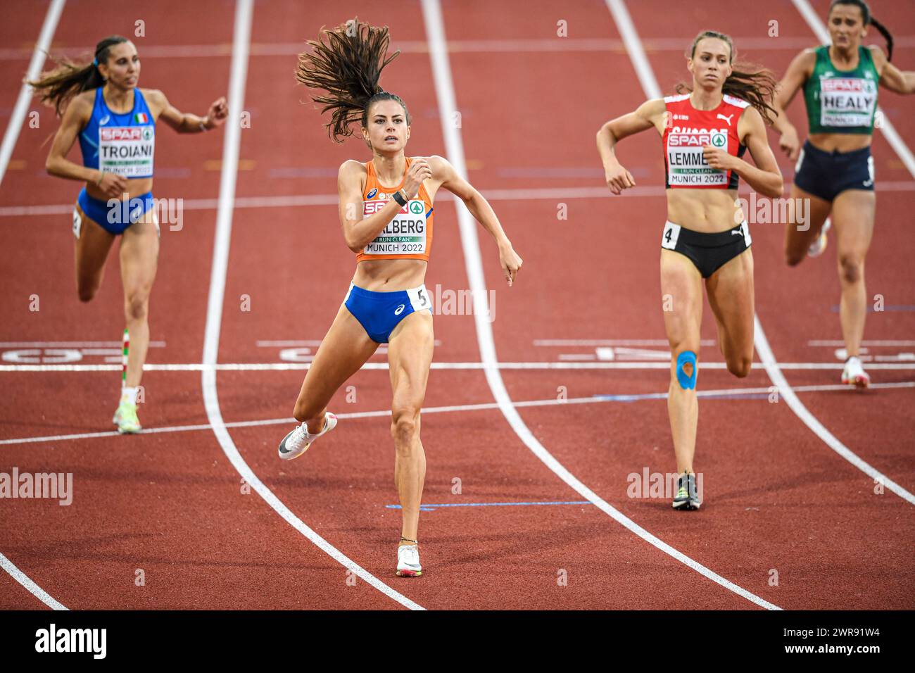 Eveline Saalberg (Paesi Bassi), Silke Lemmens (Svizzera). riscaldatori da 400 m. Campionati europei di Monaco 2022 Foto Stock