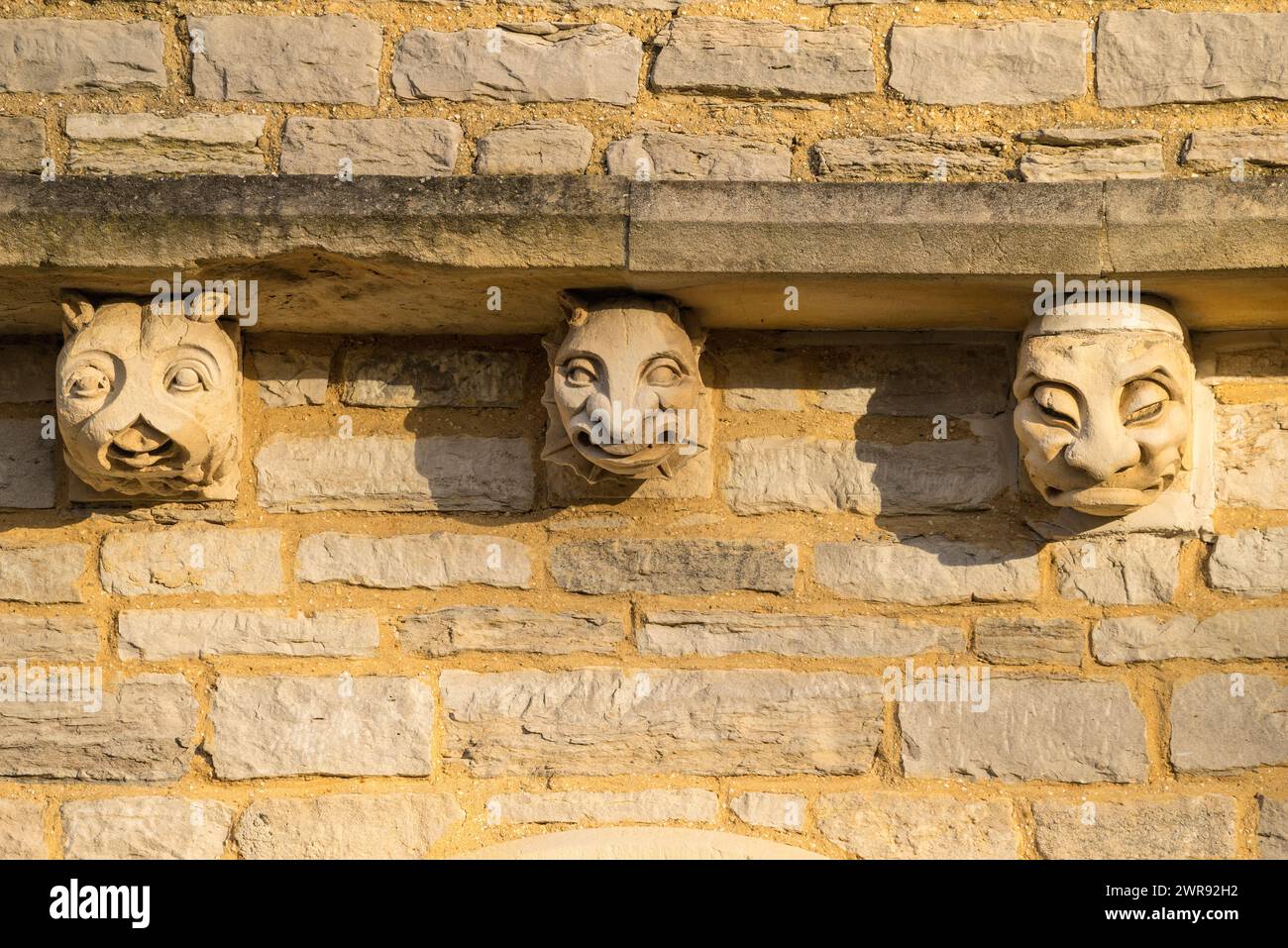 Incisioni grottesche sul muro della cappella anglicana nell'Old Cemetery di Southampton Foto Stock