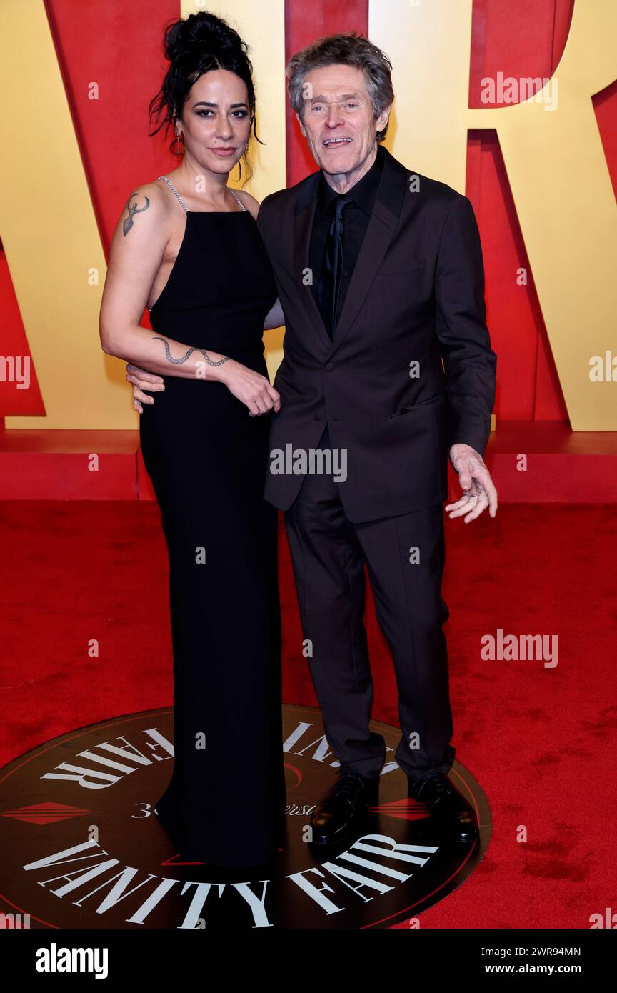 Giada Colagrande mit Ehemann Willem Dafoe bei der Vanity Fair Oscar Party 2024 anlässlich der 96. Oscar-Verleihung im Wallis Annenberg Center for the Performing Arts Beverly Hills, 10.03.2024 anni Foto Stock