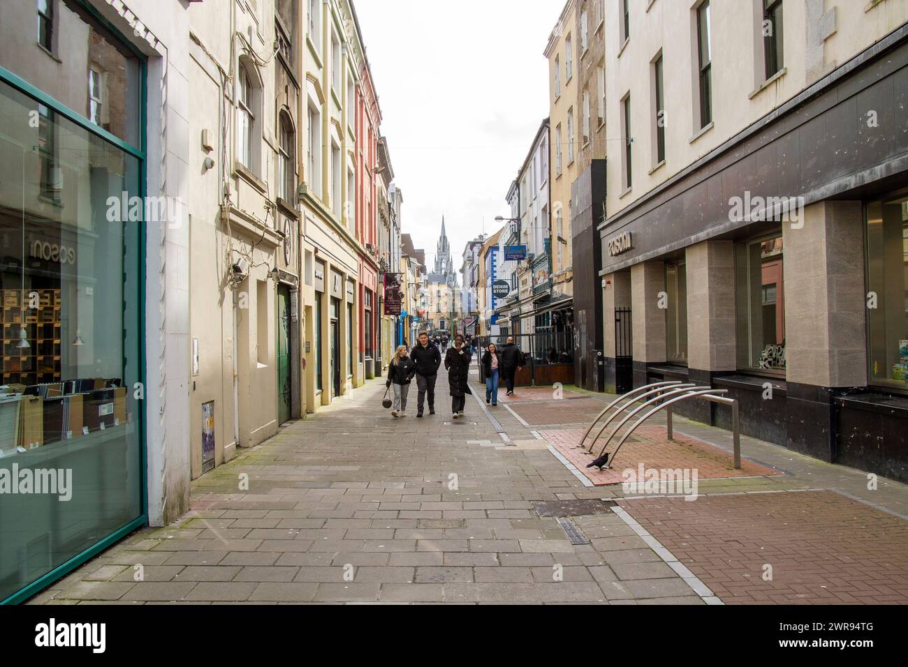 Vista degli acquirenti su Cook Street Cork City Irlanda. Foto Stock