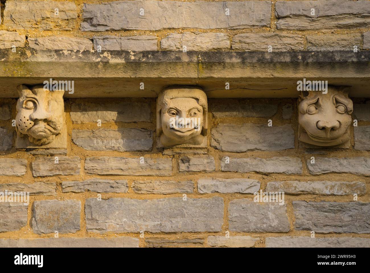 Incisioni grottesche sul muro della cappella anglicana nell'Old Cemetery di Southampton Foto Stock