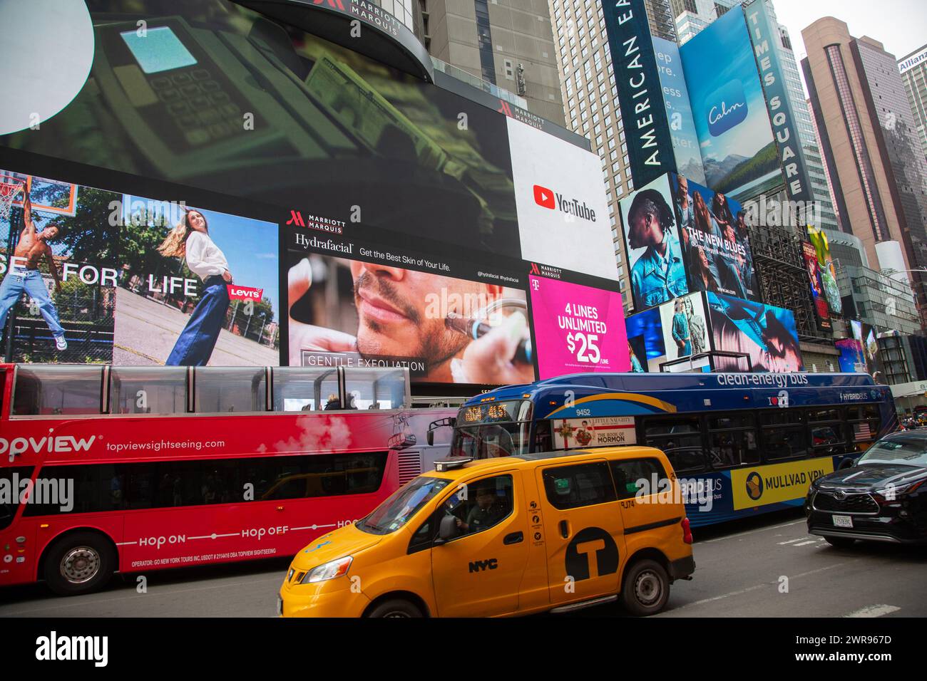 La strada può essere un po' vertiginosa lungo Broadway nel quartiere di Times Square a Manhattan, New York. Foto Stock