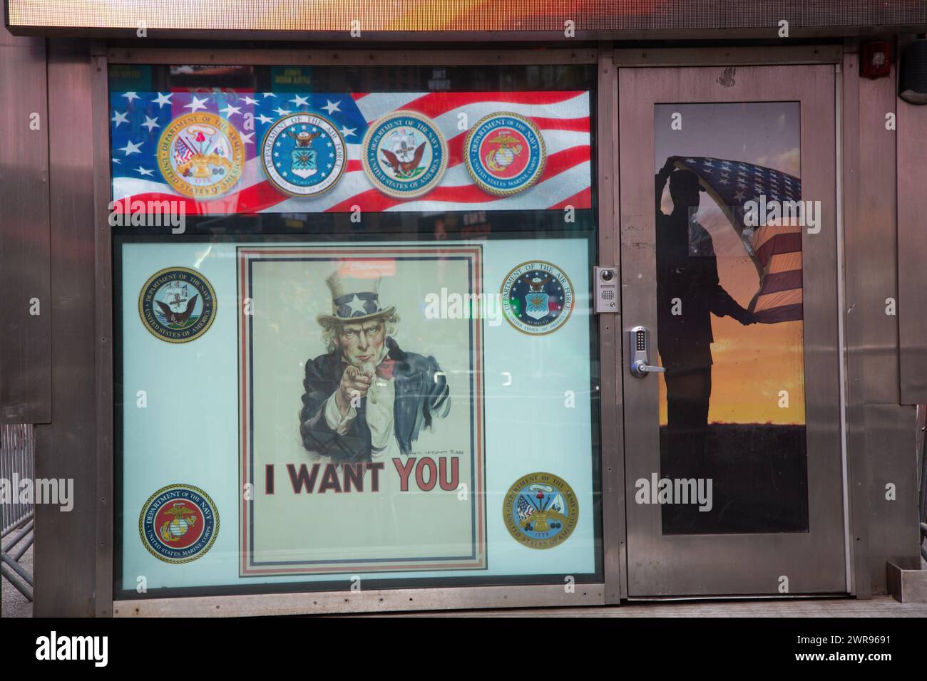 Entriamo al Military Recruitment Center in 42nd Street a Times Square, New York City, con l'iconico zio Sam che dichiara "i Want You" sulla porta. Foto Stock