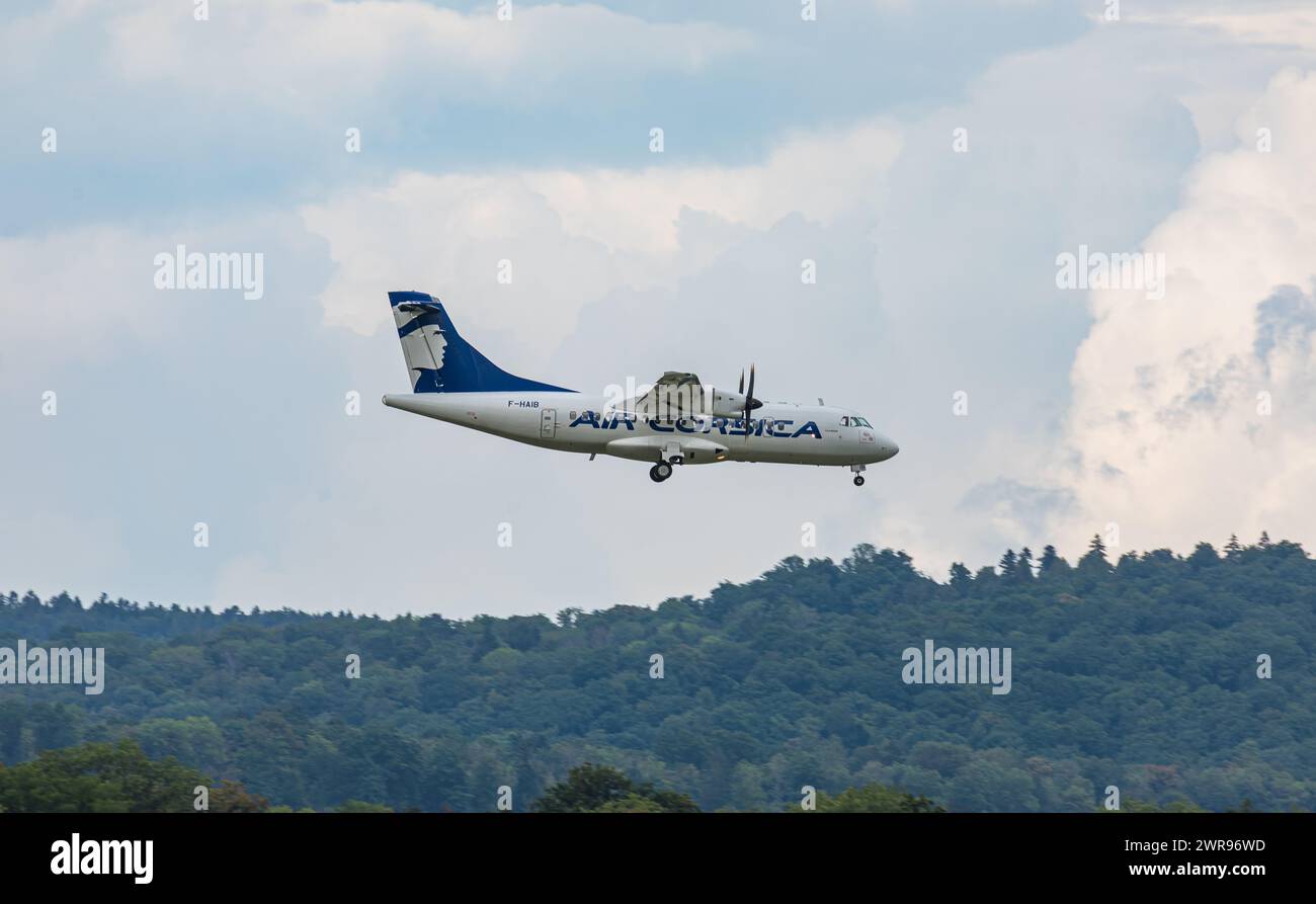 Eine ATR 42-500 von Air Corsica befindet sich im Landeanflug auf den Flughafen Zürich. Registrazione F-HAIB. (Zürich, Svizzera, 29.08.2022) Foto Stock