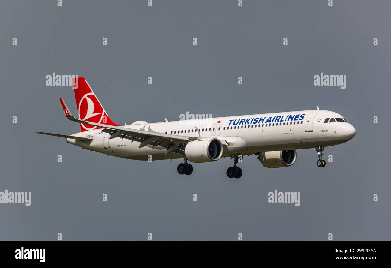 Ein Airbus A321-271NX (Airbus A321neo) von Turkish Airlines ist im Landeanflug auf den Flughafen Zürich. Registrazione TC-LSZ. (Zürich, Schweiz, 29.08. Foto Stock