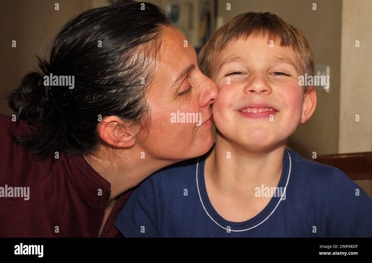 il ritratto amorevole entra in mamma e bambino Foto Stock