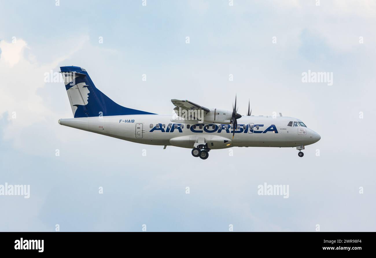Eine ATR 42-500 von Air Corsica befindet sich im Landeanflug auf den Flughafen Zürich. Registrazione F-HAIB. (Zürich, Svizzera, 29.08.2022) Foto Stock