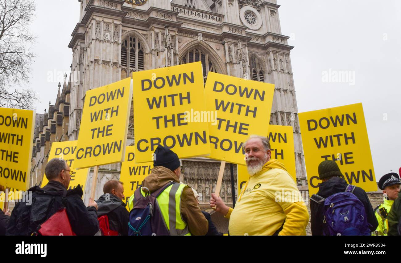 Londra, Regno Unito. 11 marzo 2024. I manifestanti anti anti-monarchia del gruppo Republic si riuniscono fuori dall'abbazia di Westminster mentre i membri della famiglia reale arrivano per commemorare il Commonwealth Day. Crediti: Vuk Valcic/Alamy Live News Foto Stock