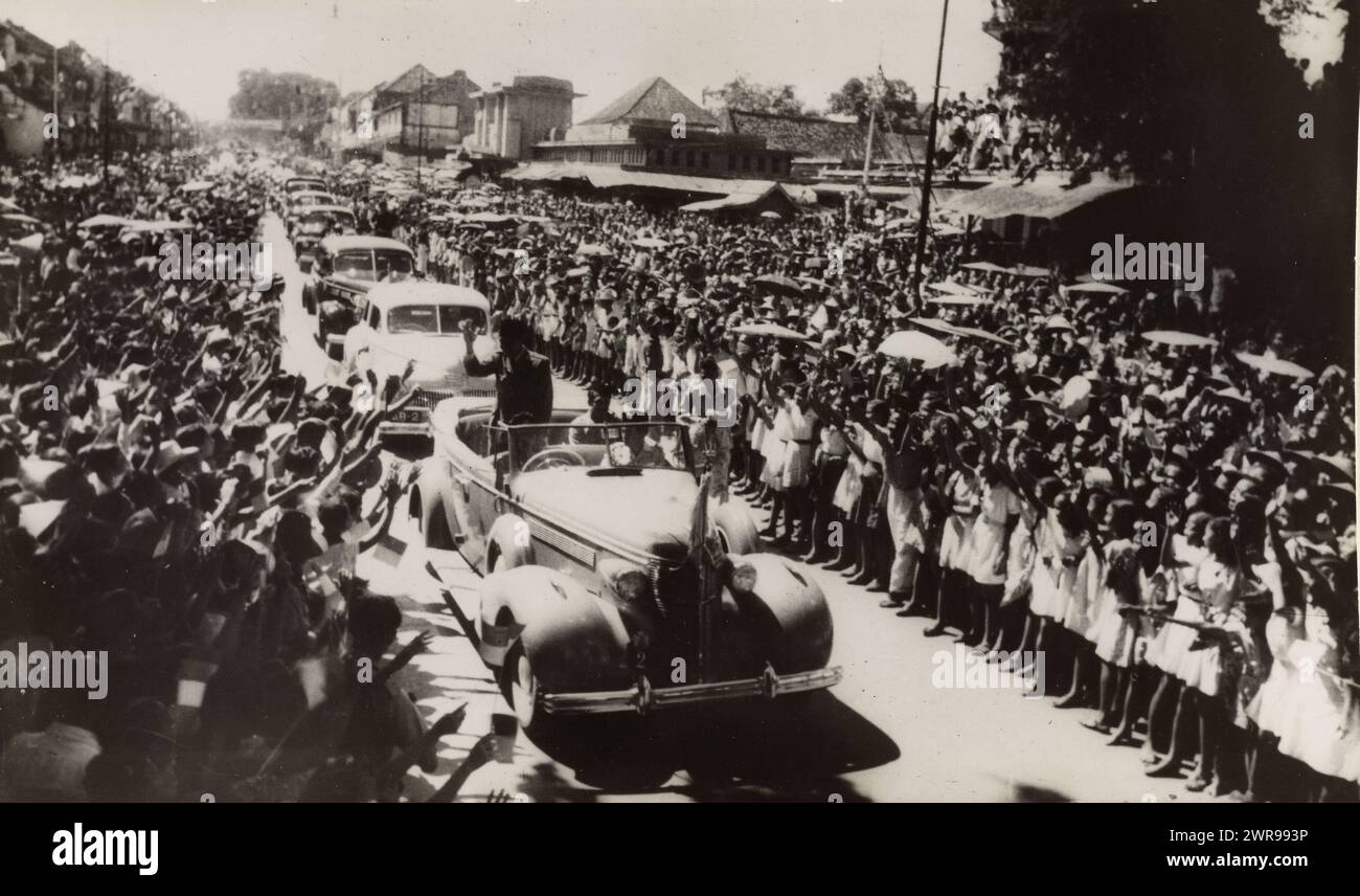 Il presidente Sukarno, recentemente rilasciato, si reca a Jogjakarta in una maestosa processione in mezzo a un grande interesse. Il presidente Sukarno torna nella capitale repubblicana Jogjakarta dopo la sua prigionia sulle Isole Bangka. La processione, guidata da un'auto aperta con una Sukarno in piedi, seguita da auto con leader repubblicani, ufficiali dell'esercito, membri del comitato delle Nazioni Unite e giornalisti stranieri, è accolta calorosamente da una folla entusiasta in una strada di Jogjakarta., Associated Press, Jogjakarta, 6-lug-1949 - 12-lug-1949, supporto fotografico, larghezza 20,5 cm x altezza 12,5 cm Foto Stock