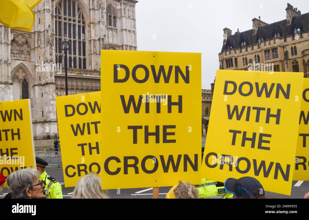 Londra, Regno Unito. 11 marzo 2024. I manifestanti anti anti-monarchia del gruppo Republic si riuniscono fuori dall'abbazia di Westminster mentre i membri della famiglia reale arrivano per commemorare il Commonwealth Day. Crediti: Vuk Valcic/Alamy Live News Foto Stock