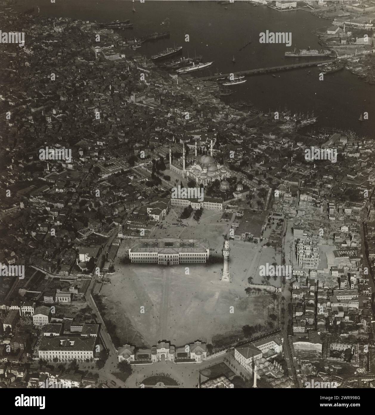 Veduta aerea di Istanbul, veduta aerea di Istanbul., anonimo, Thoboel, 1930 - 1975, supporto fotografico, stampa in argento gelatina, altezza 140 mm x larghezza 140 mm, fotografia Foto Stock