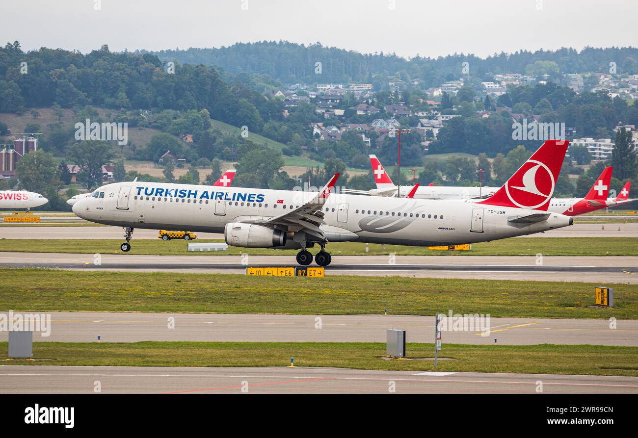 Ein Airbus A321-231 von THY Turkish Airlines landet auf dem Flughafen Zürich. Registrazione TC-JSM. (Zürich, Schweiz, 06.08.2022) Foto Stock